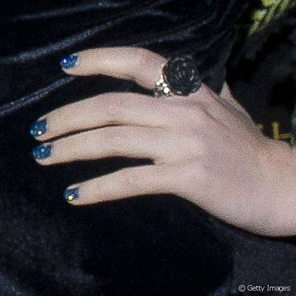 Para o BRIT Awards 2012, a cantora investiu em uma unha azul com glitter